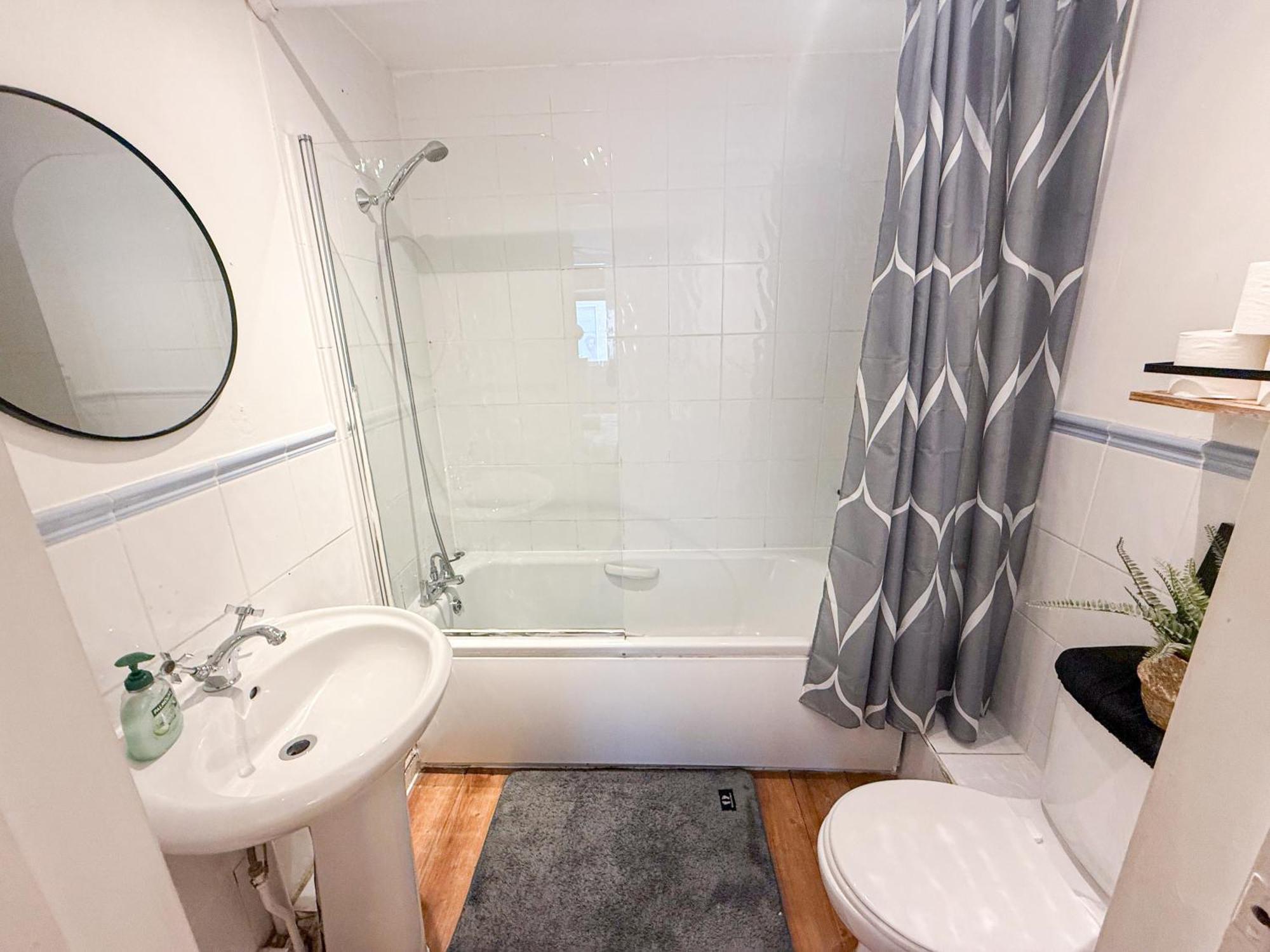 Lovely 1 Bedroom Flat In West Kensington London, Shepherd's Bush *