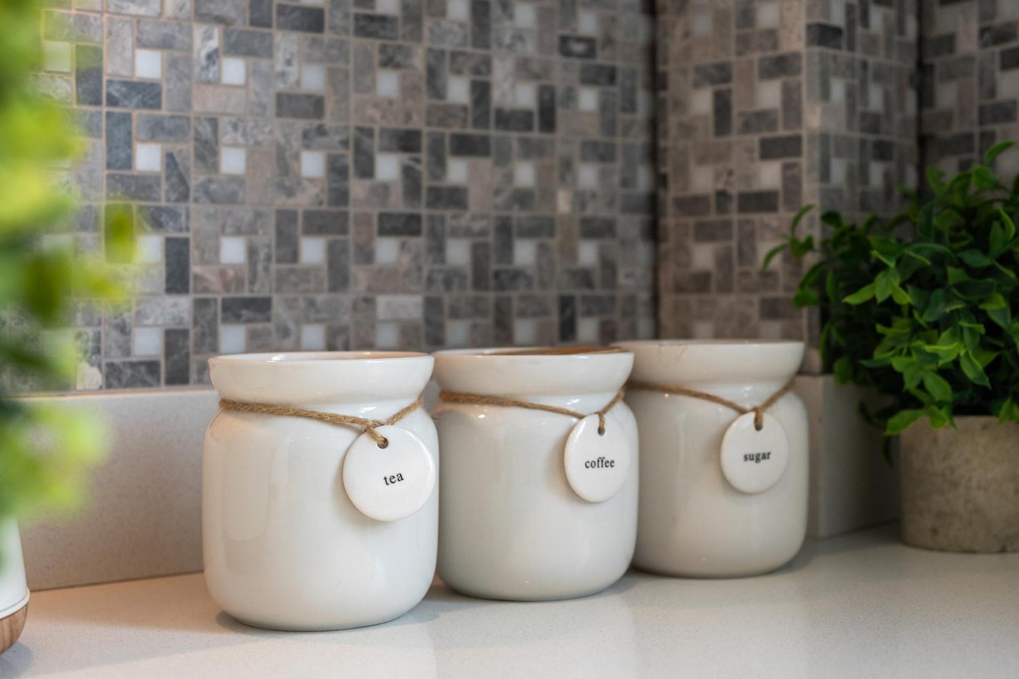 Hidden Gem In Location - Beautiful 2 Bed Apartment *