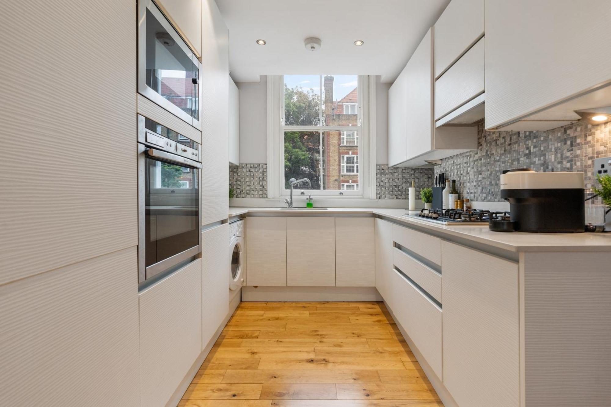 Hidden Gem In Location - Beautiful 2 Bed * London