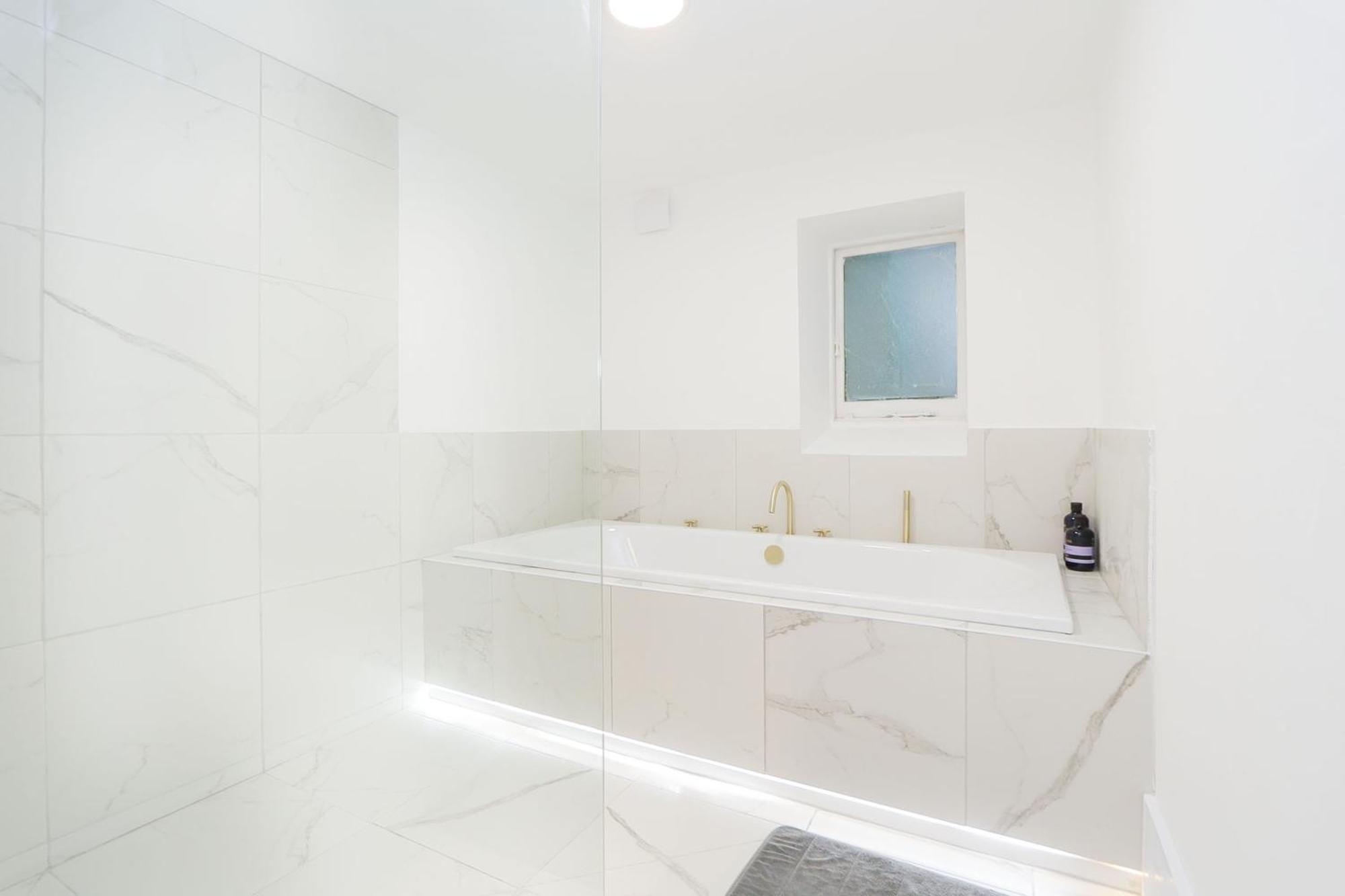 Elegant 2-Bedroom Getaway W Terrace & Garden Views Apartment London