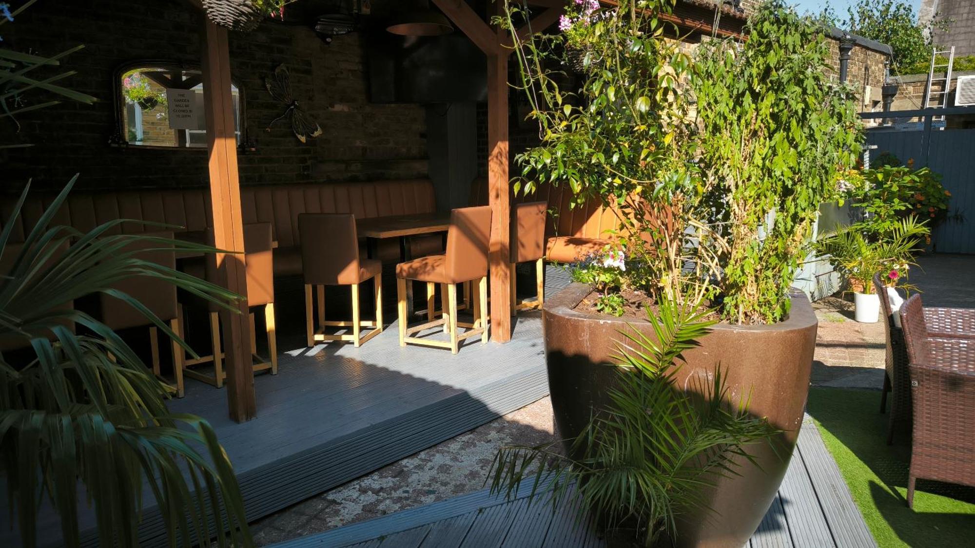 Oyo The Kilburn Arms Bed & Breakfast London