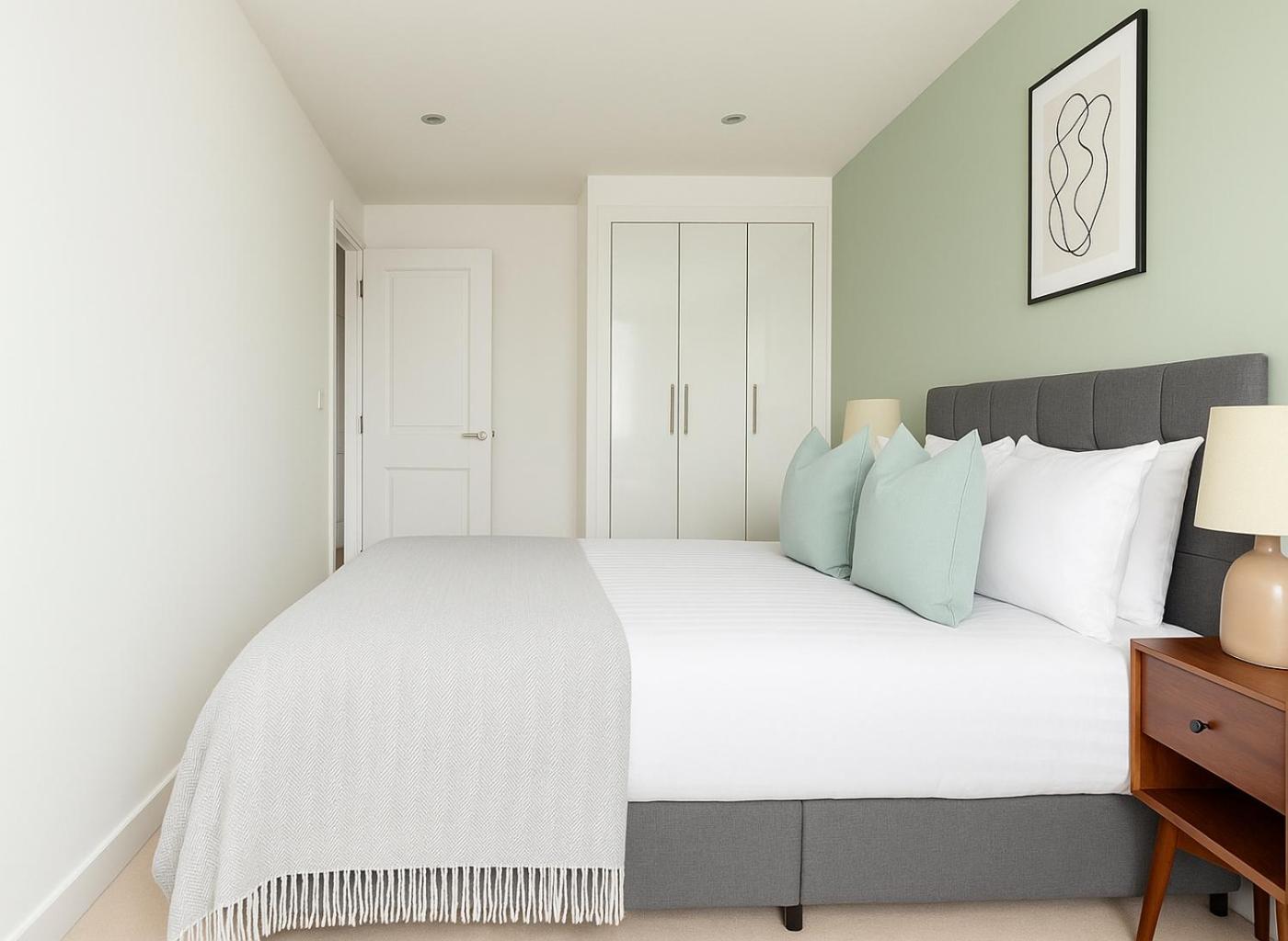 2 Bed Flat With Balcony In Wimbledon Appartement Londen