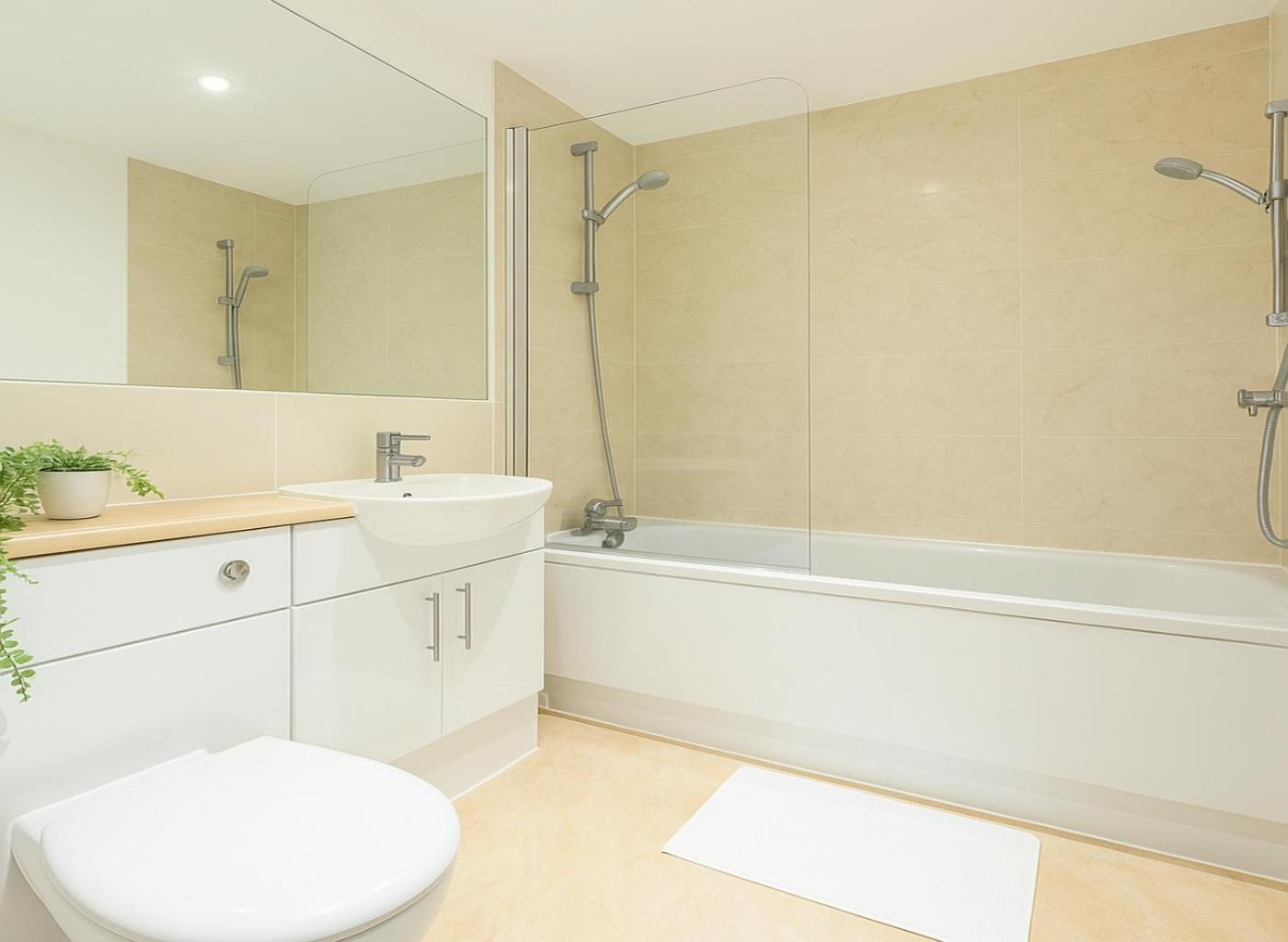 2 Bed Flat With Balcony In Wimbledon Appartement Londen