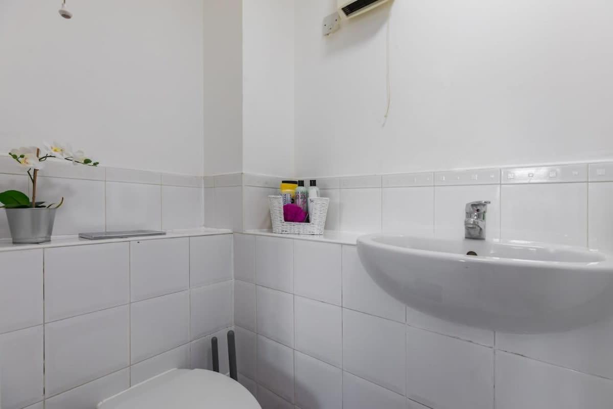 Modern 2br - 25min To Holiday home *