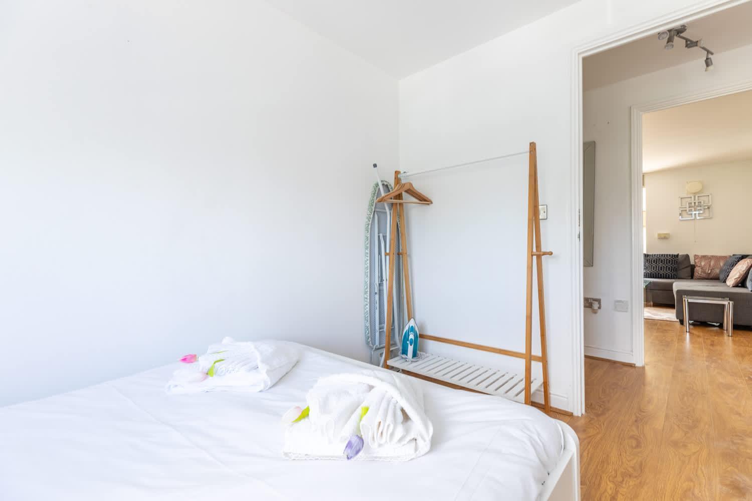 Modern 2br - 25min To Holiday home *