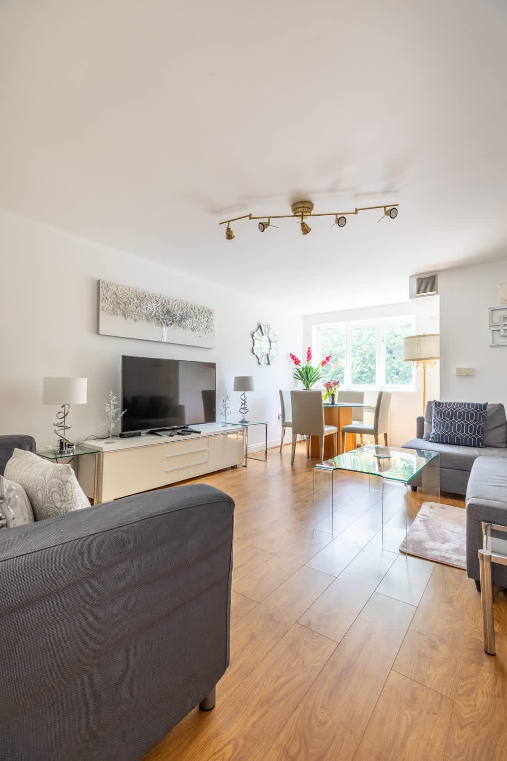 Modern 2br - 25min To Holiday home London