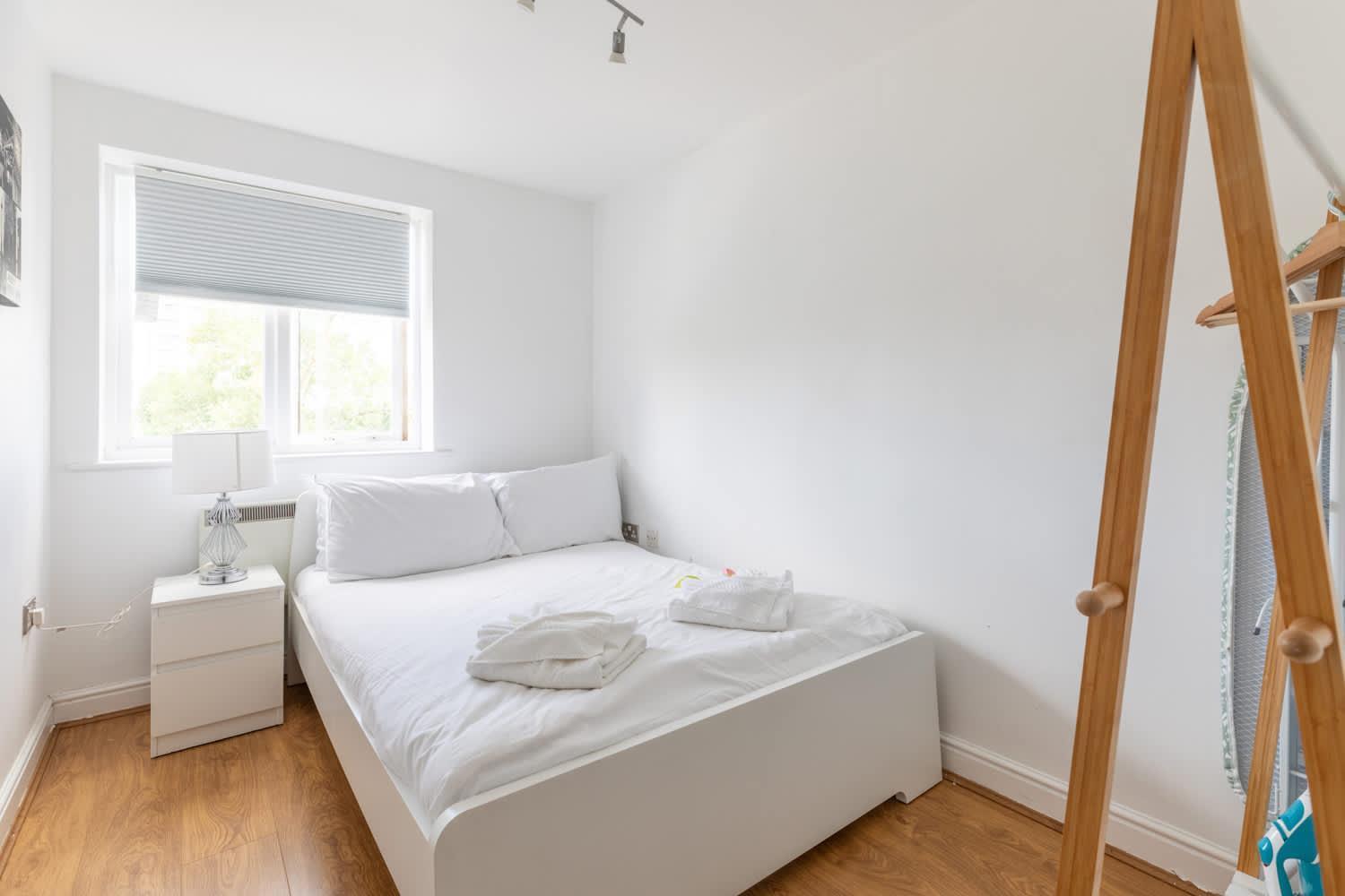 Modern 2br - 25min To * London