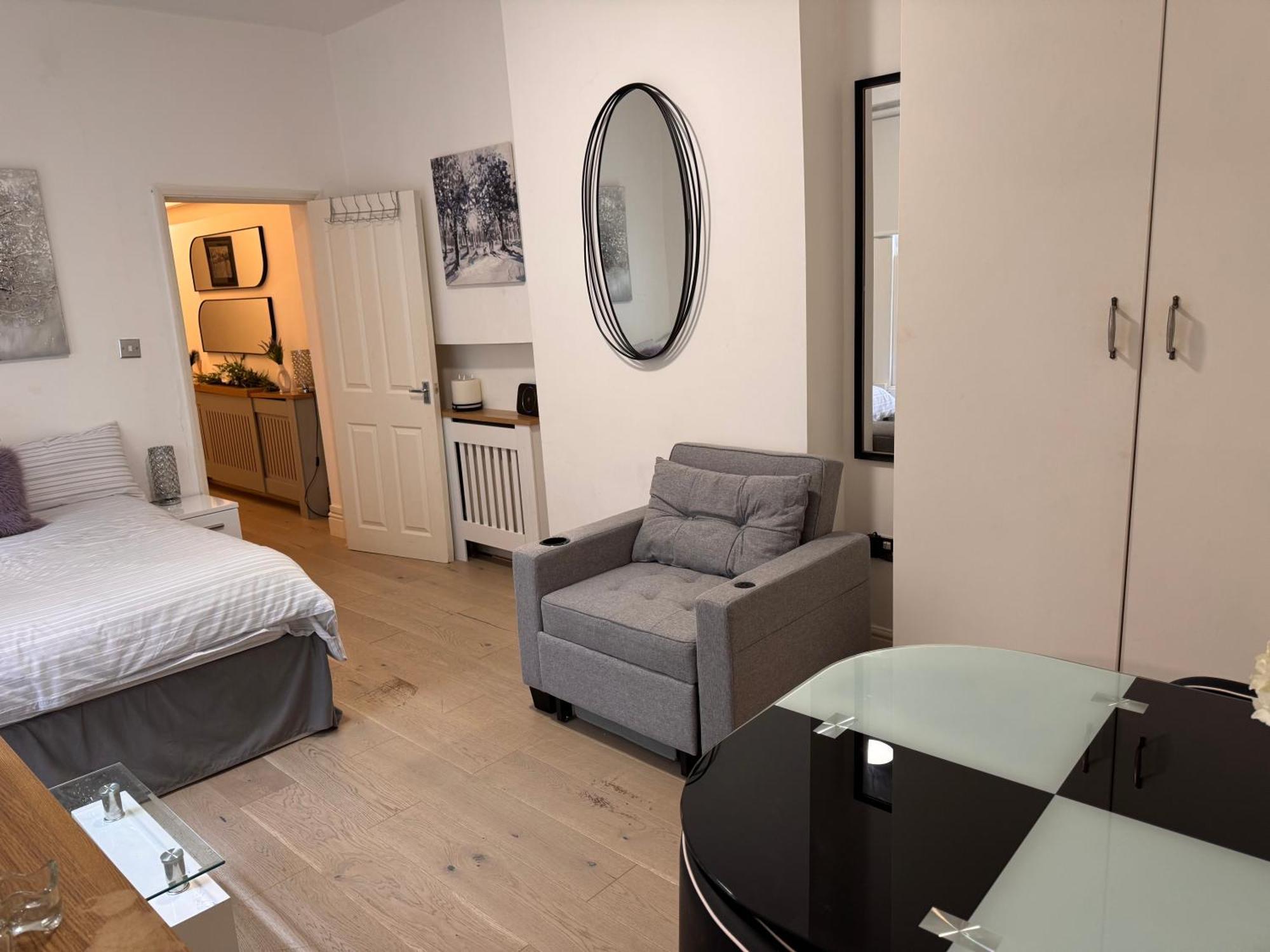 Modern Spacious With A Courtyard Located In Appartement Londen