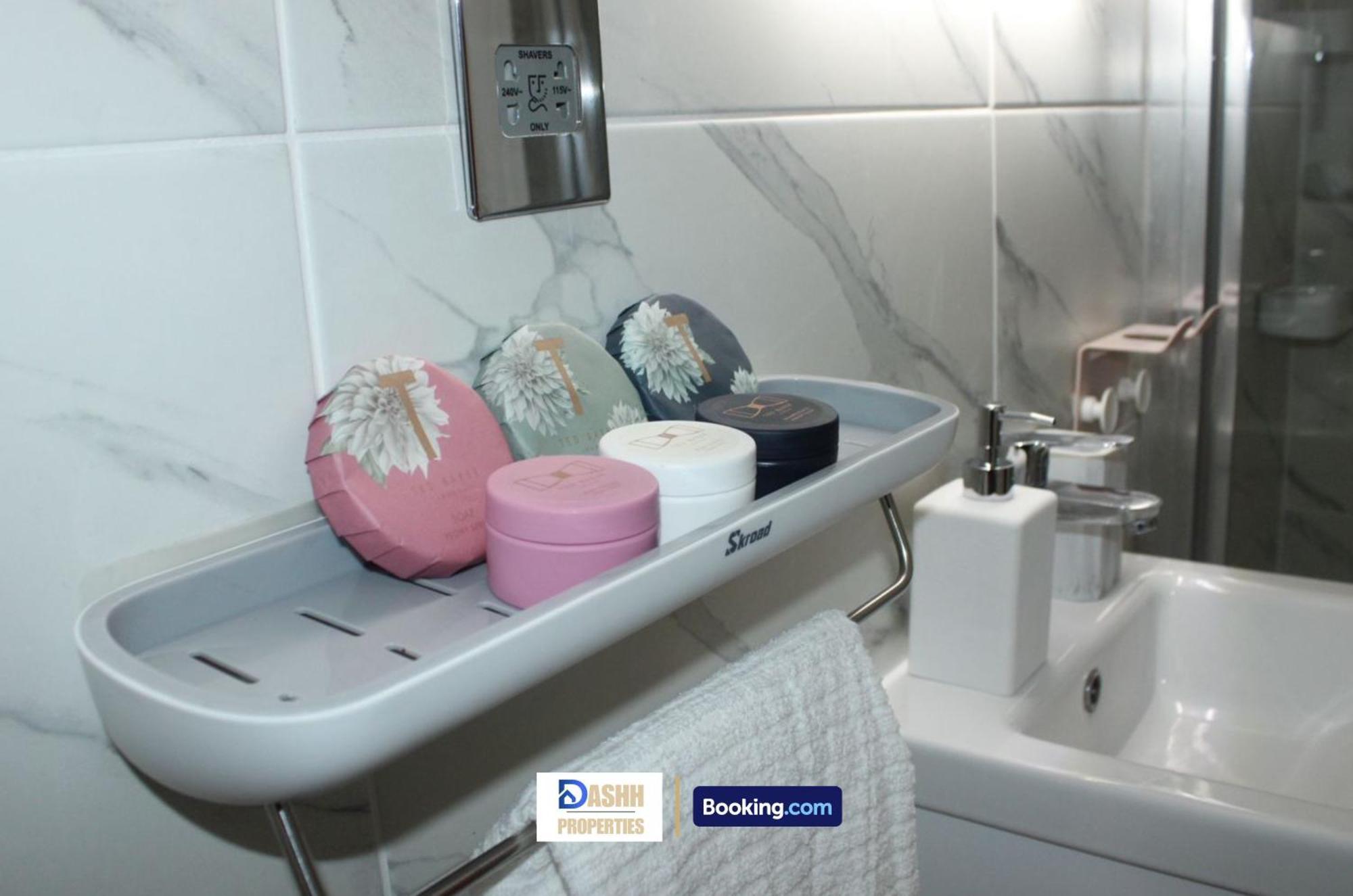 Feriehus Two Bedroom By Dashh Short Lets & Serviced In Shepherds Bush With Free Wifi *