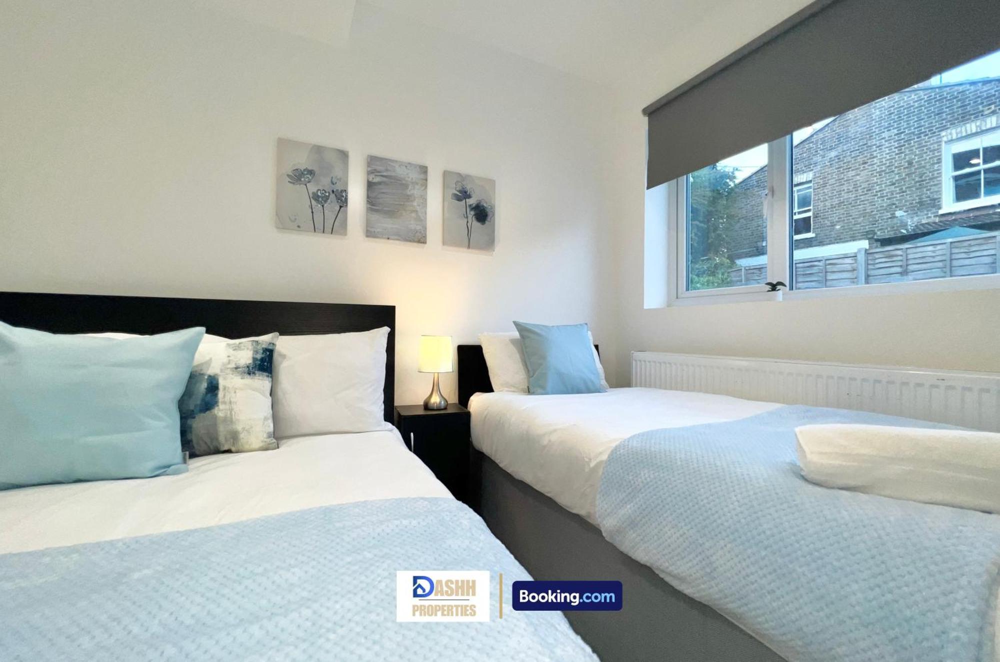 Three Bedroom By Dashh Short Lets & Serviced In Shepherds Bush Sleeps 9 With Free Wifi London