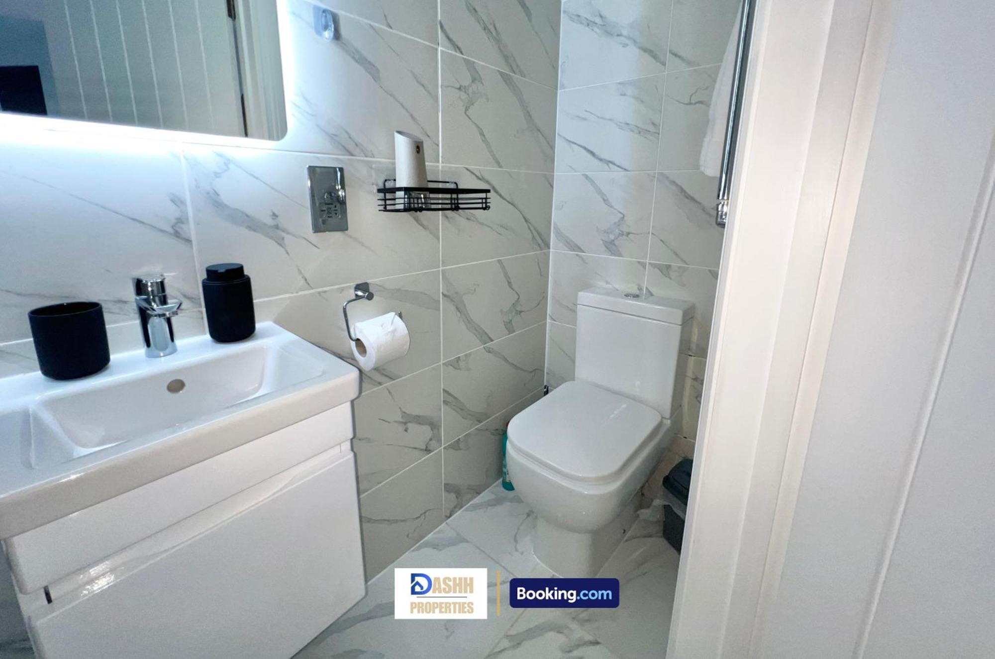 Three Bedroom By Dashh Short Lets & Serviced In Shepherds Bush Sleeps 9 With Free Wifi * London