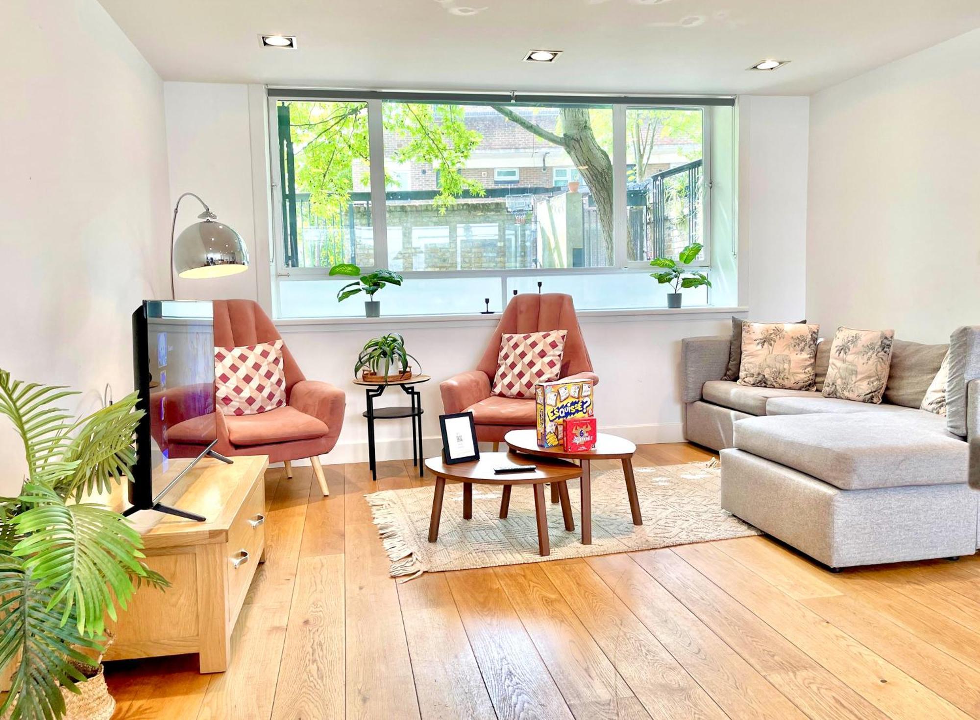 Spacious 3-bedroom Flat In Holloway With Unique Patio With Free Wi-fi * Londen