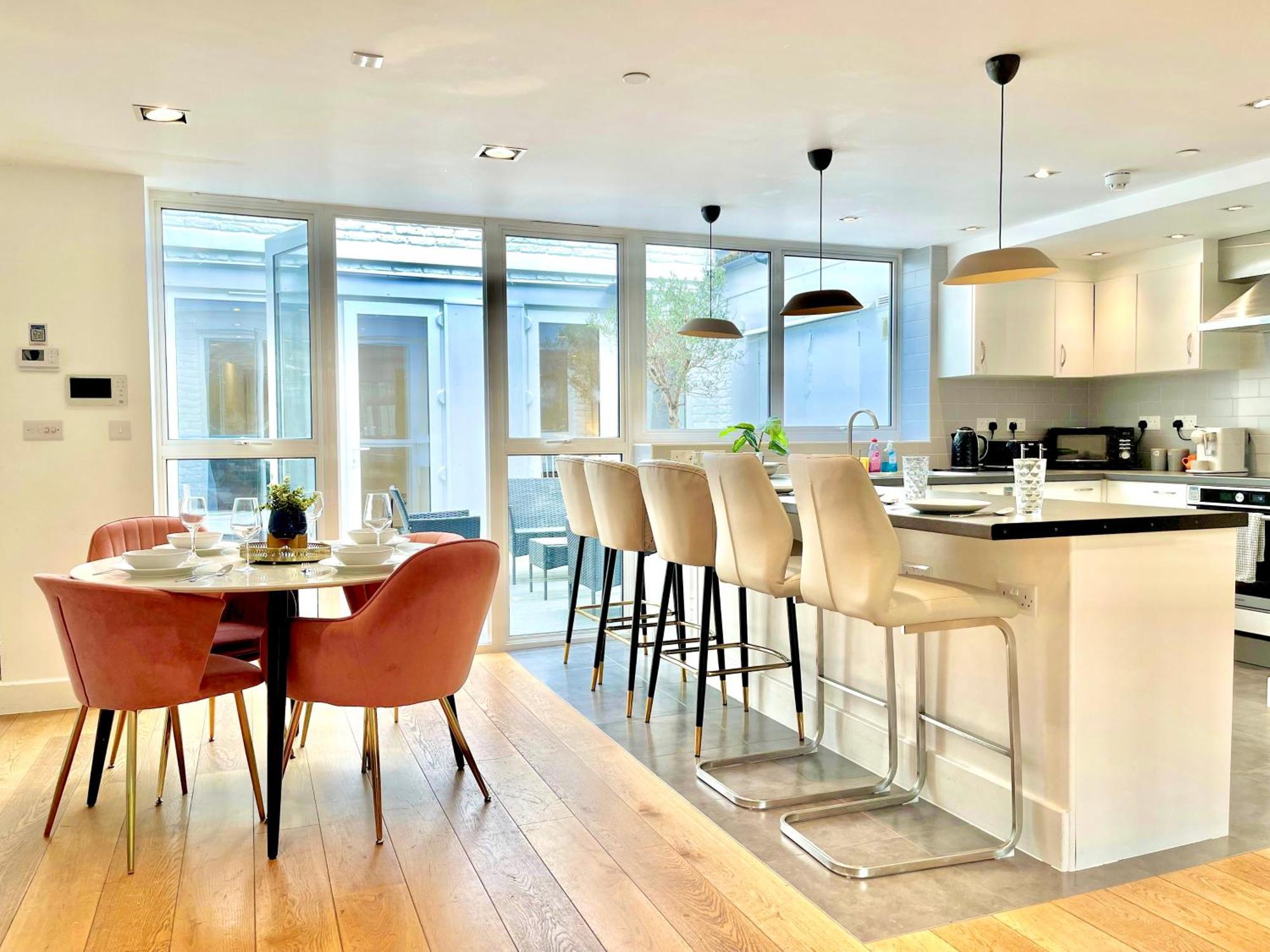 Spacious 3-bedroom Flat In Holloway With Unique Patio With Free Wi-fi Appartement *