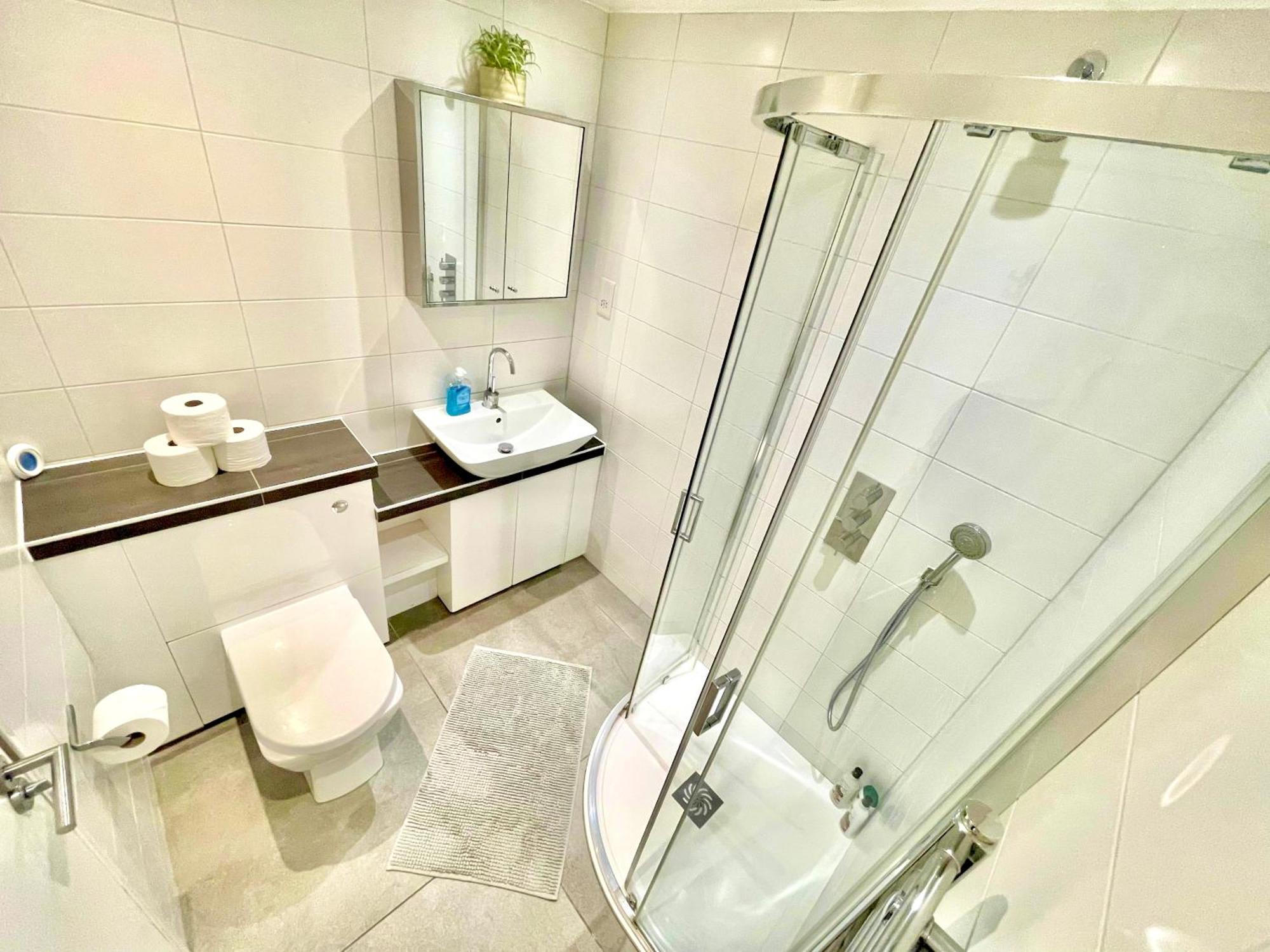 Spacious 3-bedroom Flat In Holloway With Unique Patio With Free Wi-fi *