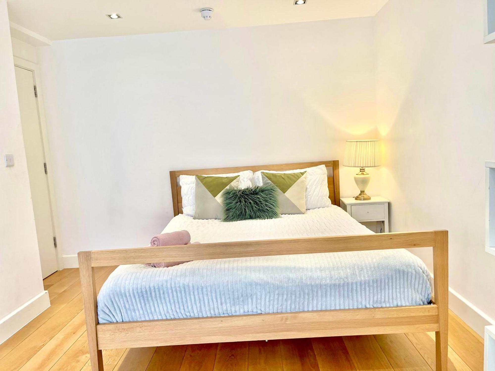 Spacious 3-bedroom Flat In Holloway With Unique Patio With Free Wi-fi * Londen