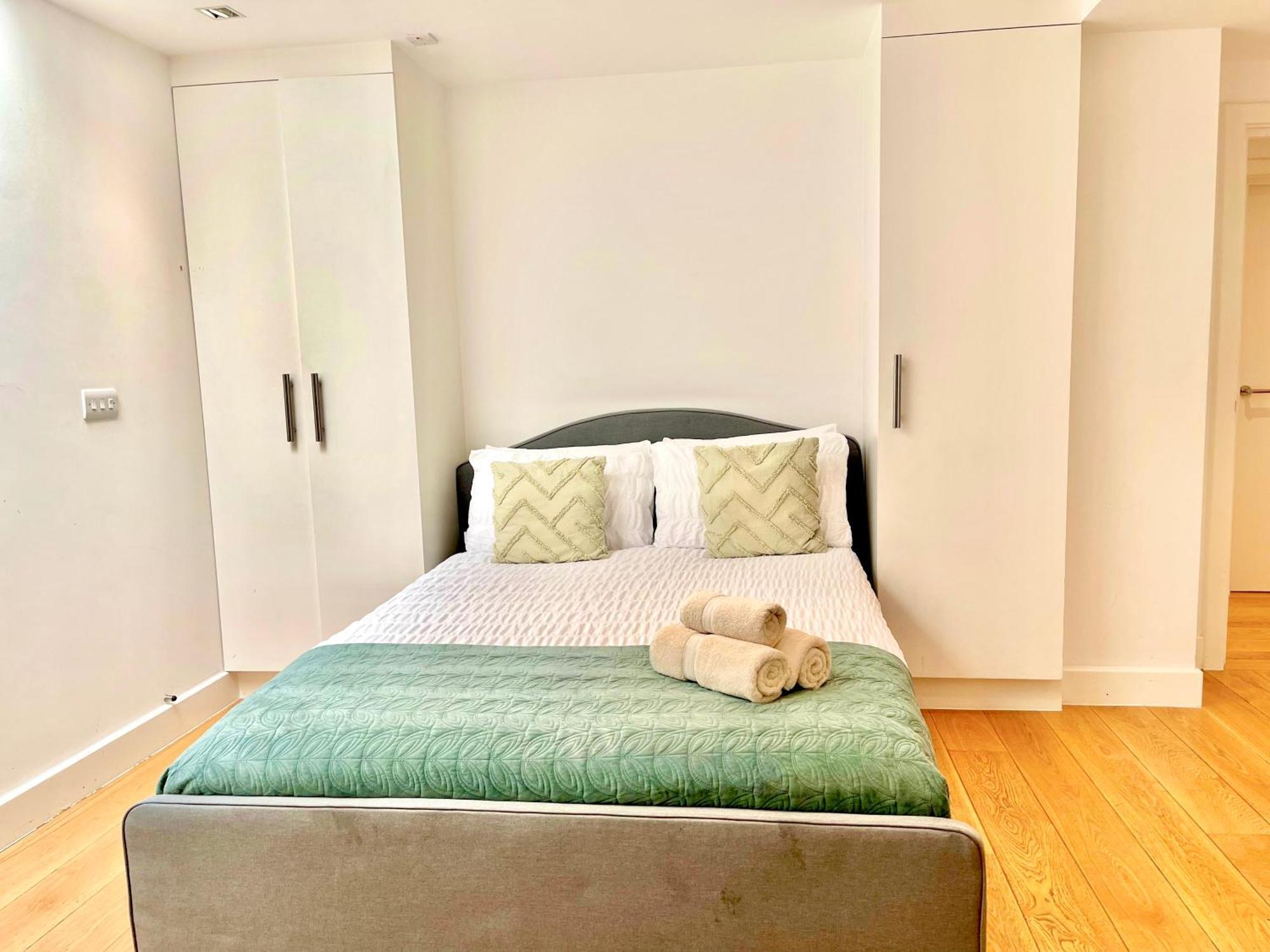 Spacious 3-bedroom Flat In Holloway With Unique Patio With Free Wi-fi Appartement *