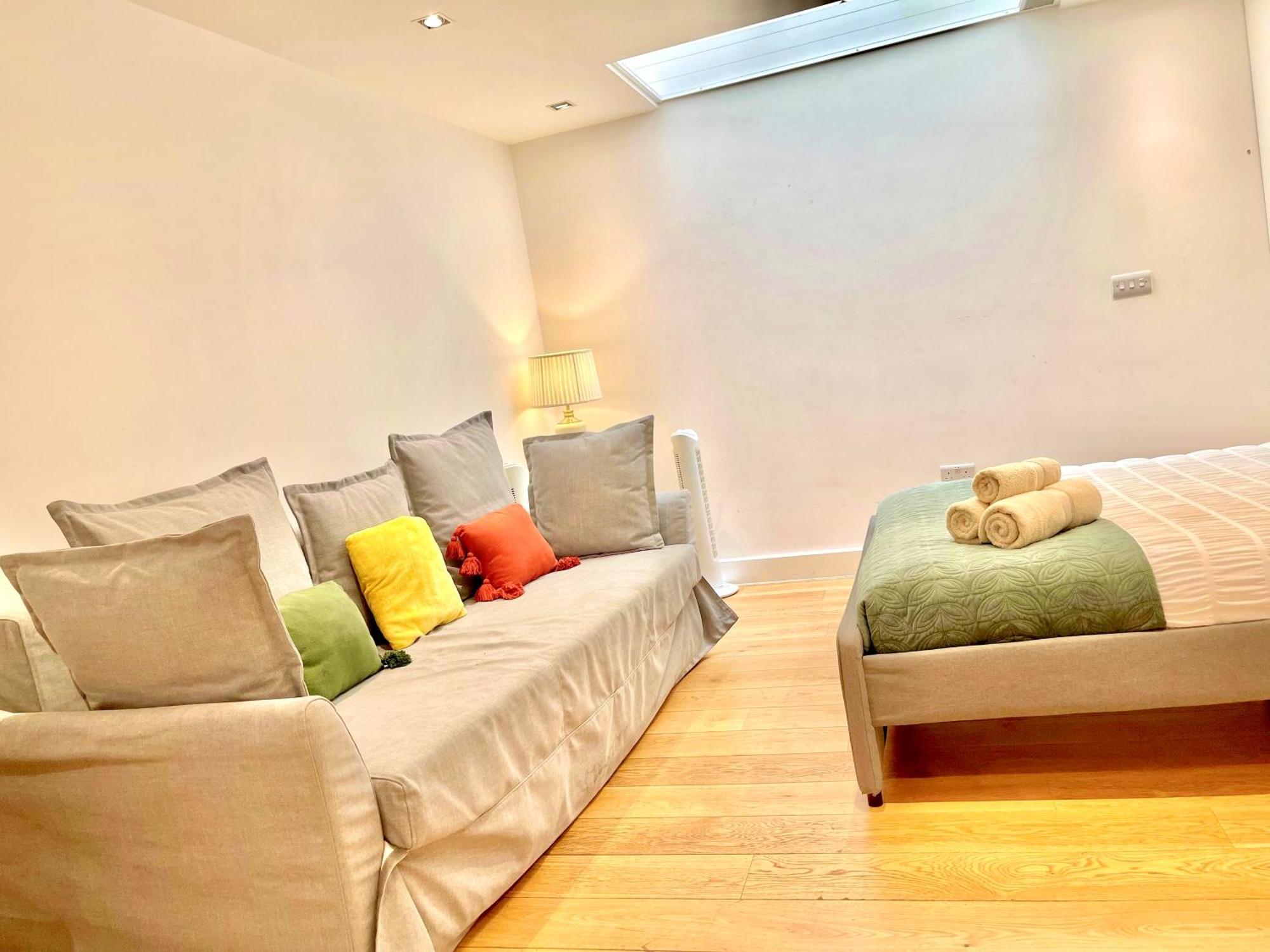 Spacious 3-bedroom Flat In Holloway With Unique Patio With Free Wi-fi *