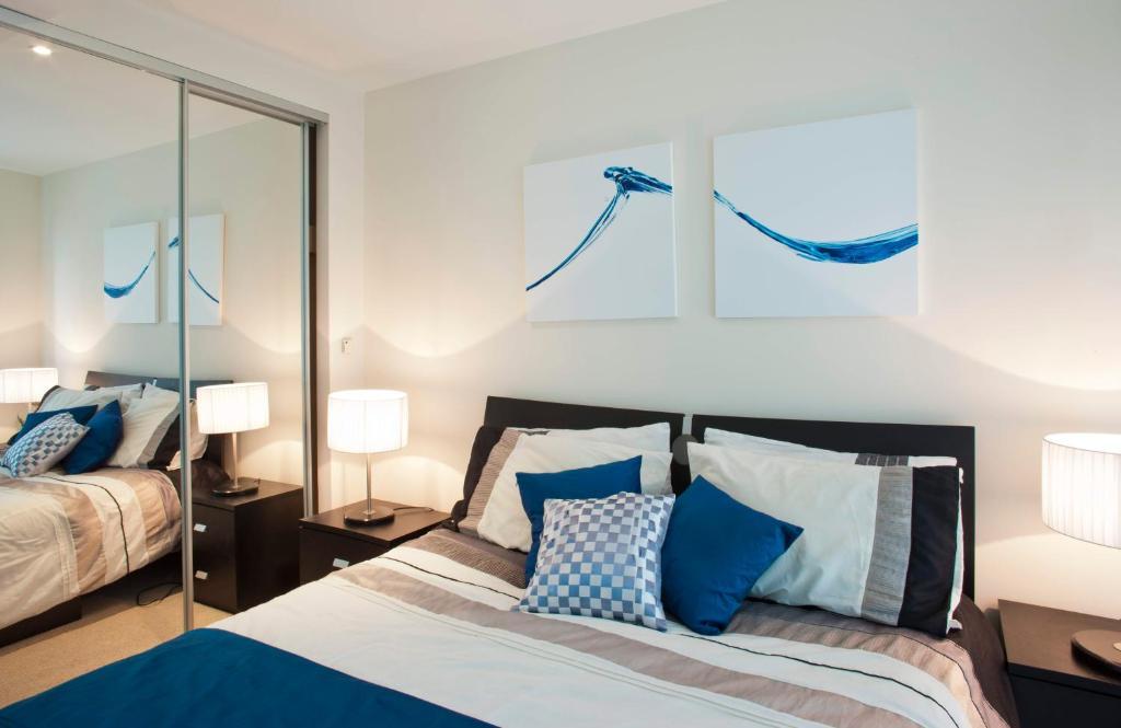 St George Wharf Apartment *
