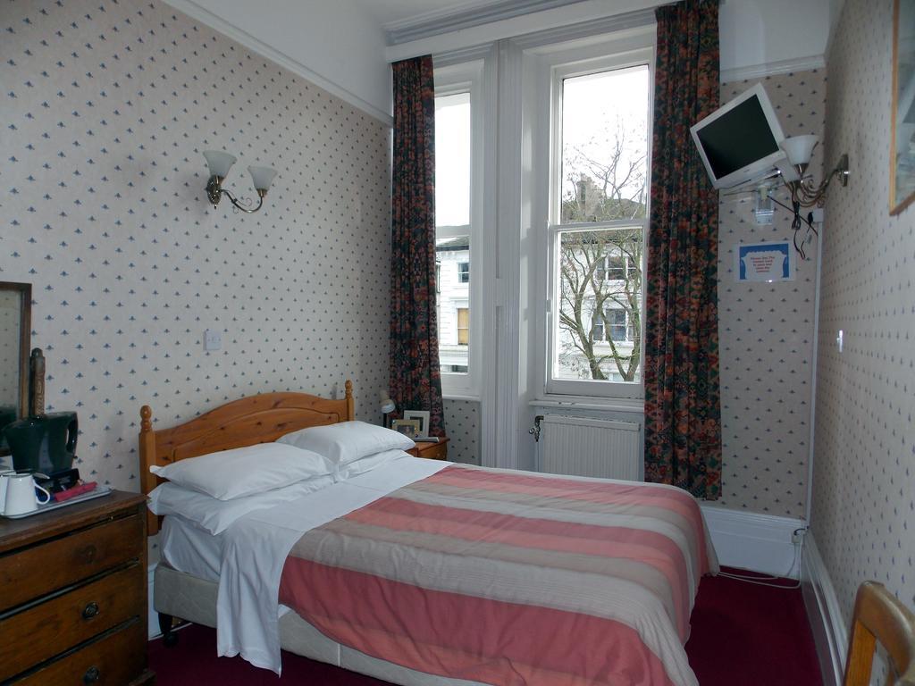 Dillons 3* London