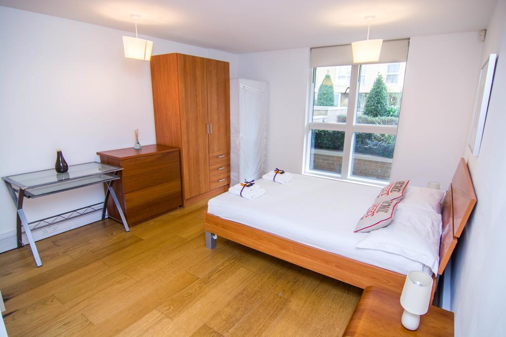 Wharf - Water Gardens Apartment London