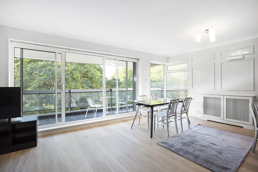 Hyde Park Gate Apartment *