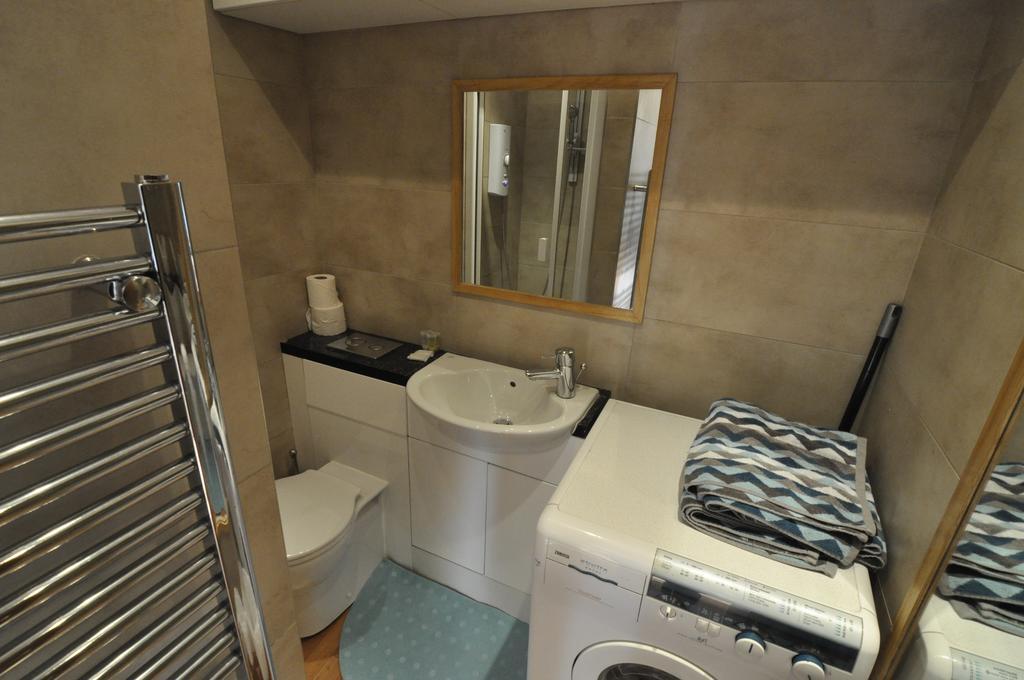 Piccadilly Apartment *