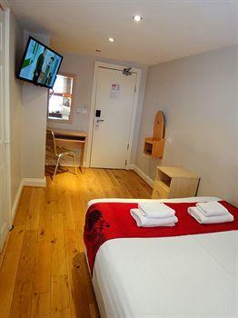 Earls Court Apartment *