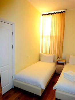 Earls Court Apartment *