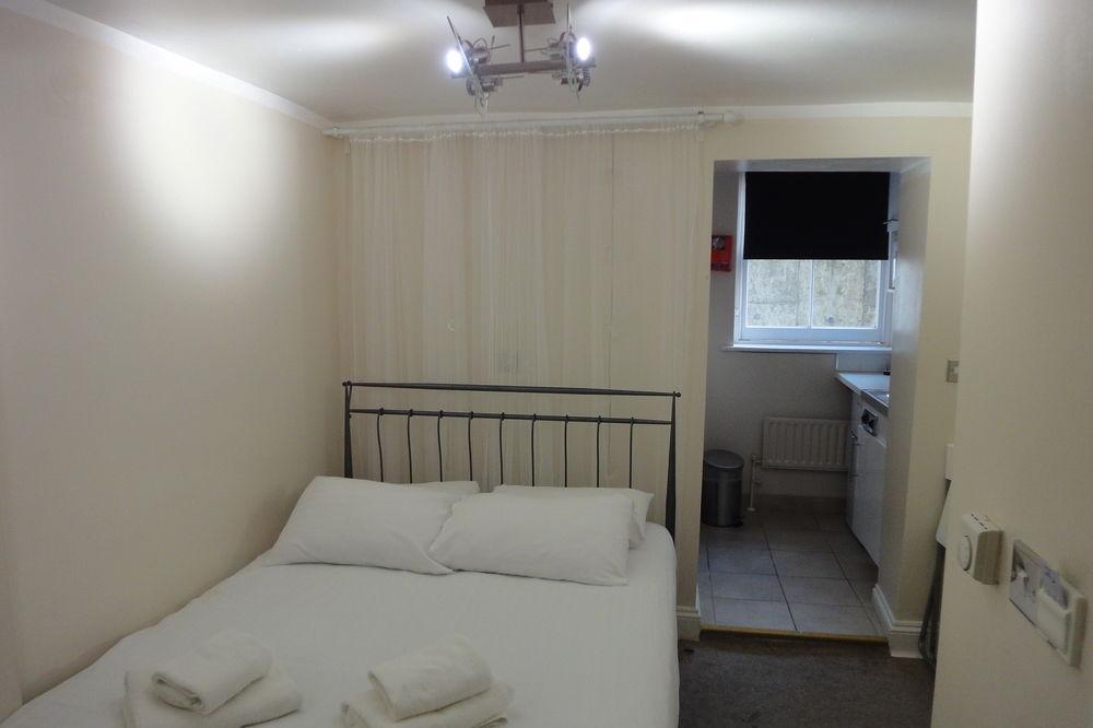 Earls Court Apartment *