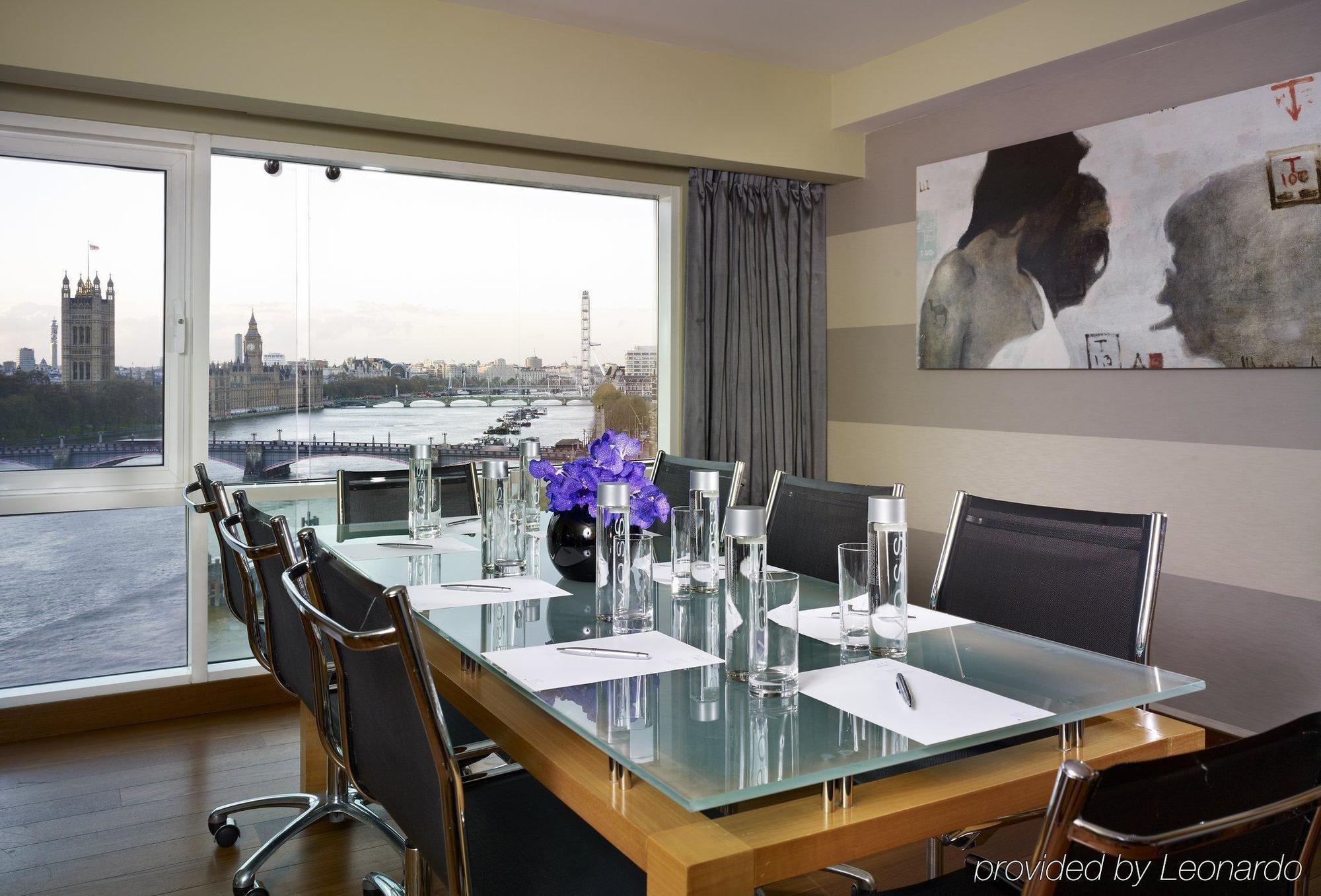 Apartahotel Plaza On The River 5*