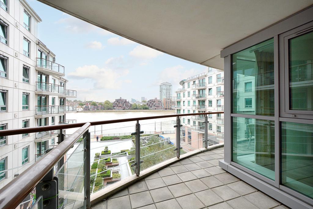 Apartment St George Wharf London