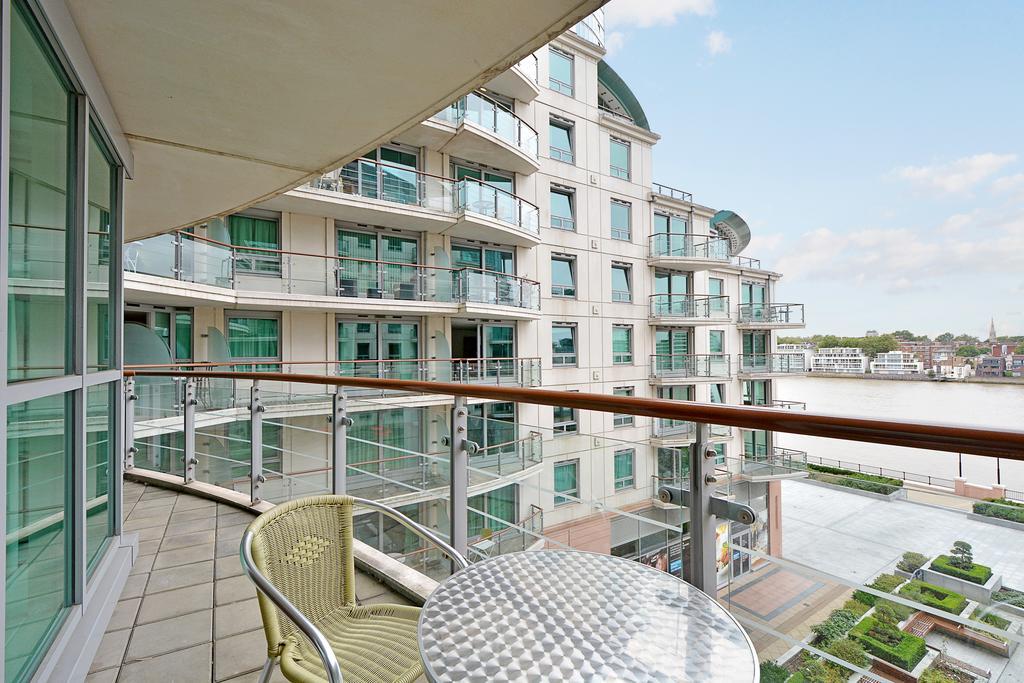 St George Wharf Apartment