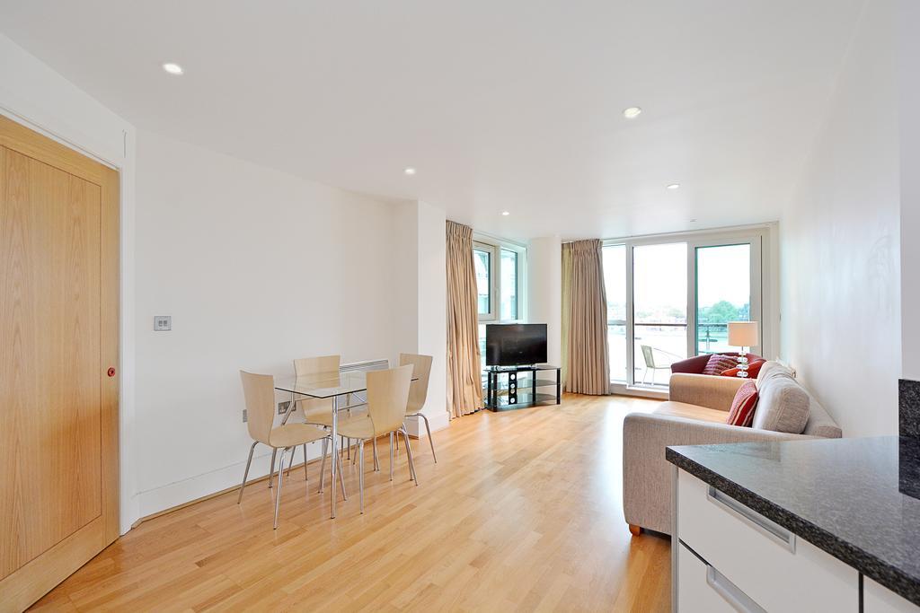 St George Wharf Apartment