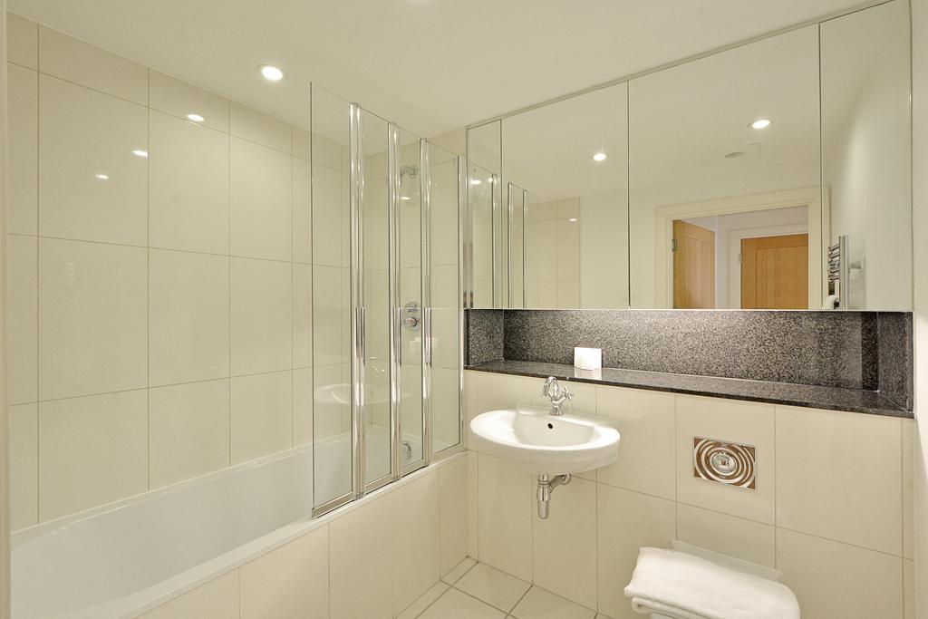 Apartment St George Wharf London