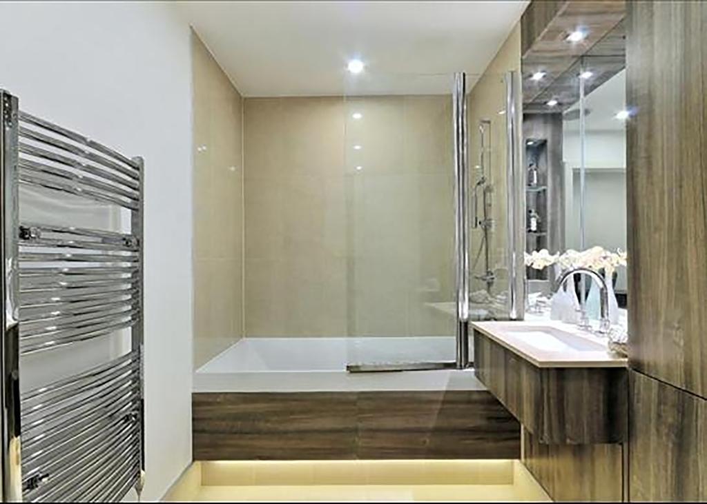 St George Wharf Apartment *