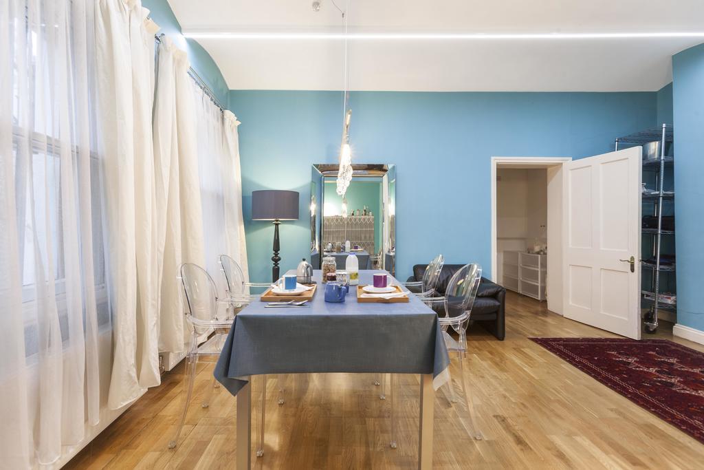 South Kensington X4, * London