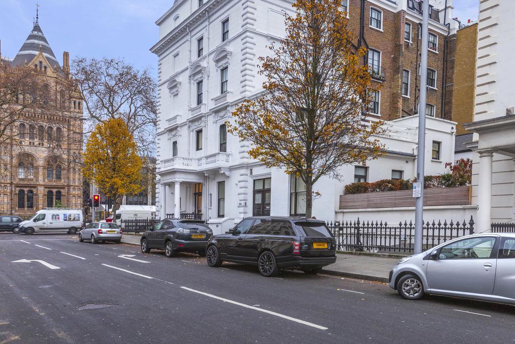 South Kensington X4, Apartment