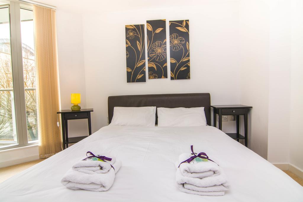 Wharf - Water Gardens Apartment London