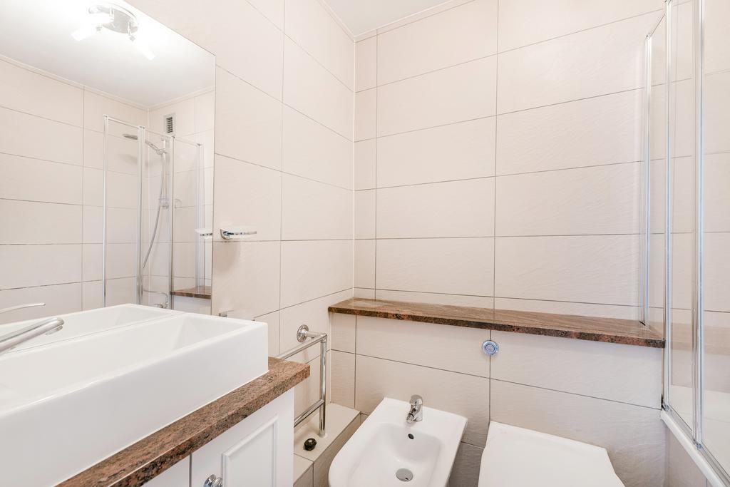 Beak Street Apartment *