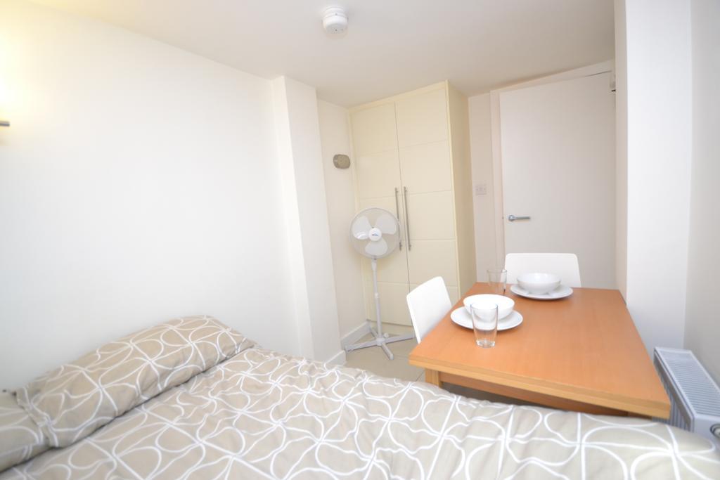 Lovely Hyde Park Studio *