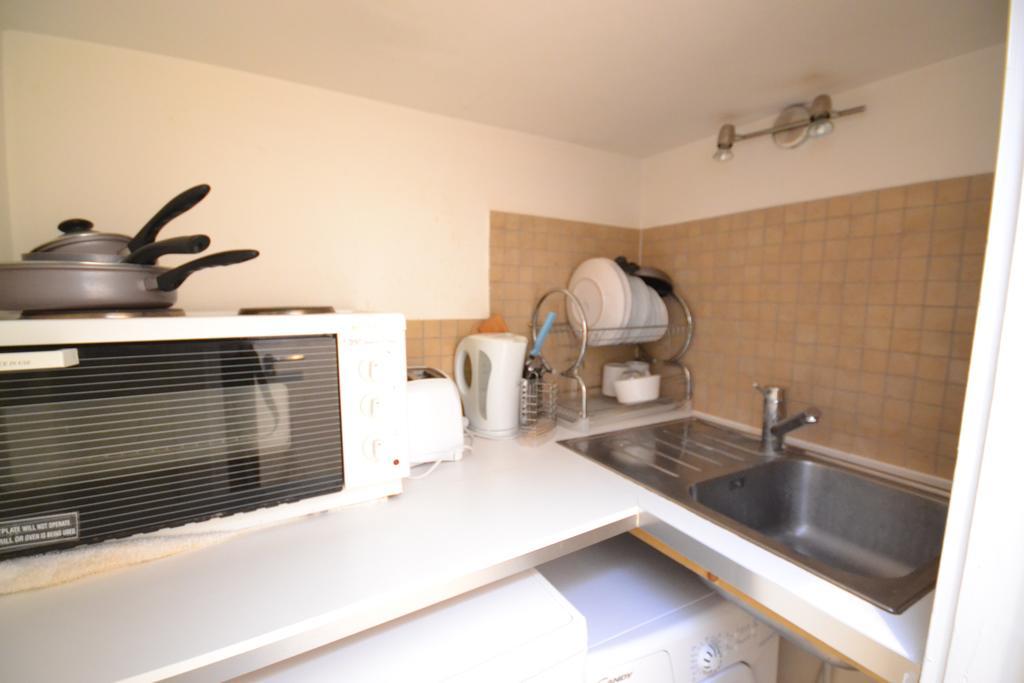 Lovely Hyde Park Studio Apartment *