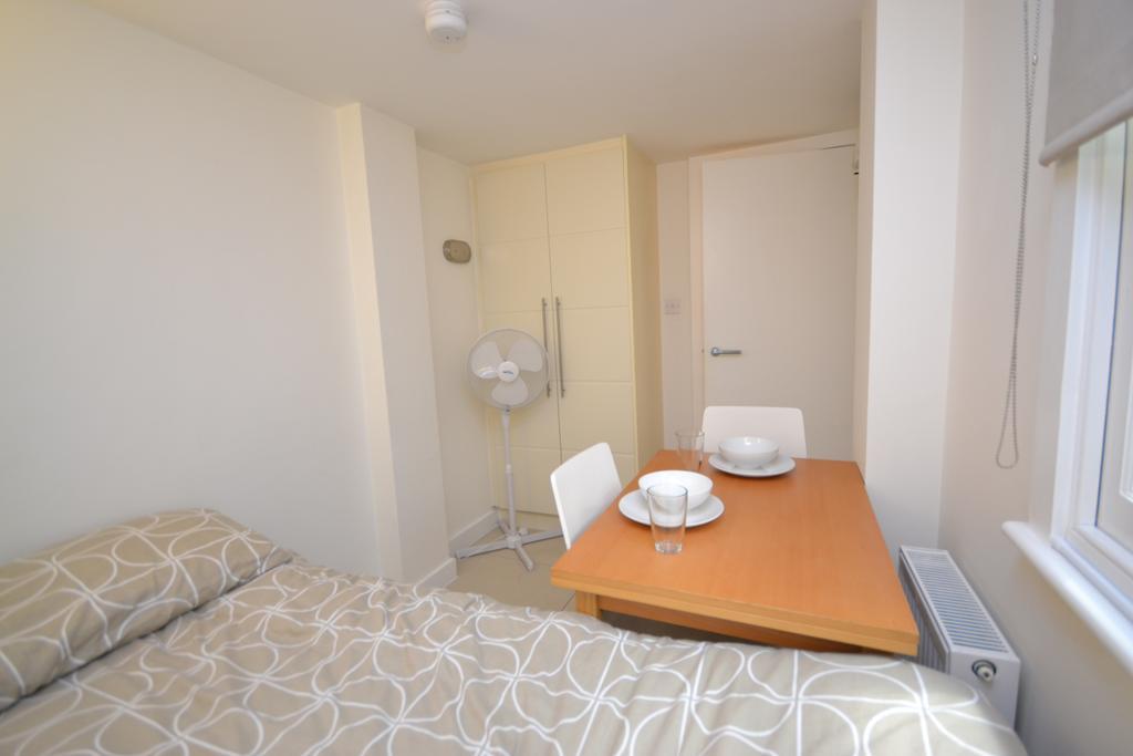 Apartment Lovely Hyde Park Studio