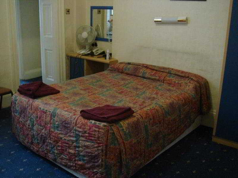Boston Court 3*