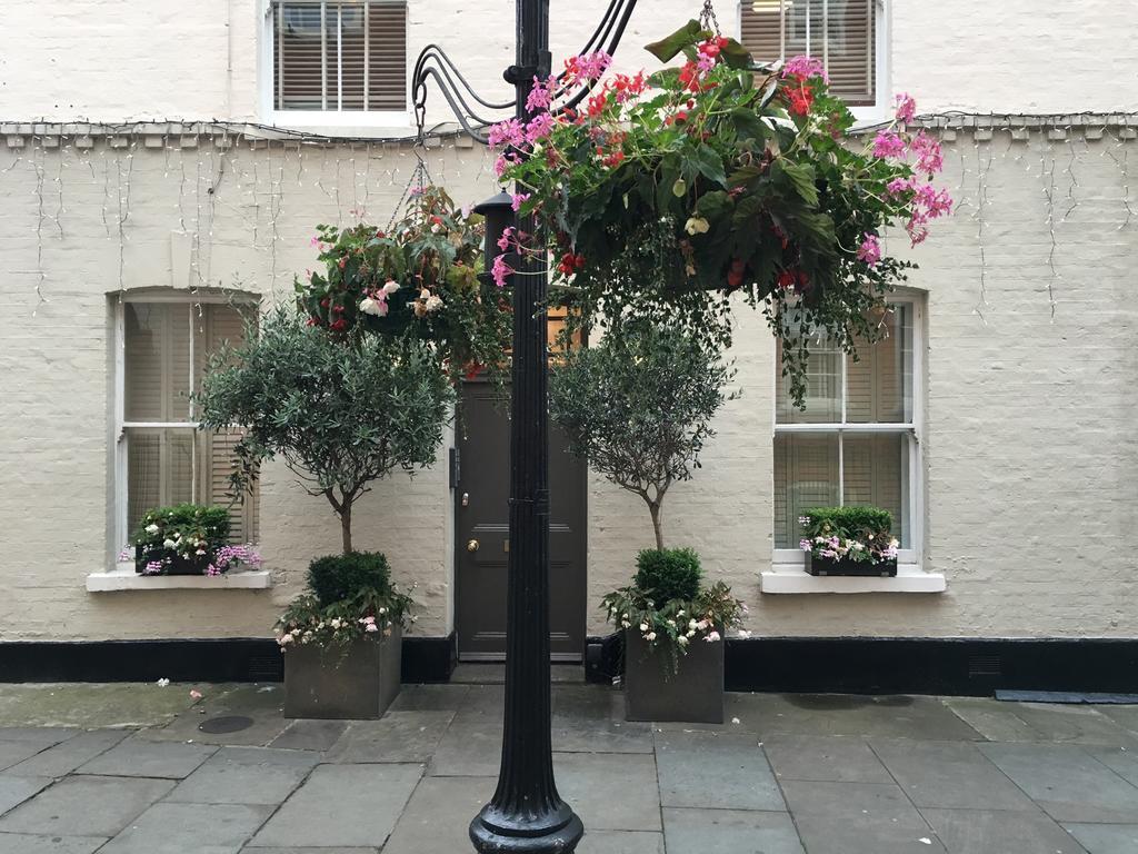 Flat 2 Broad Court London