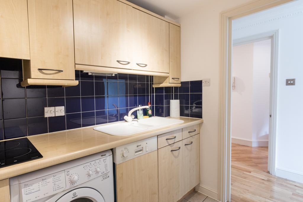 Earls Court Apartment *