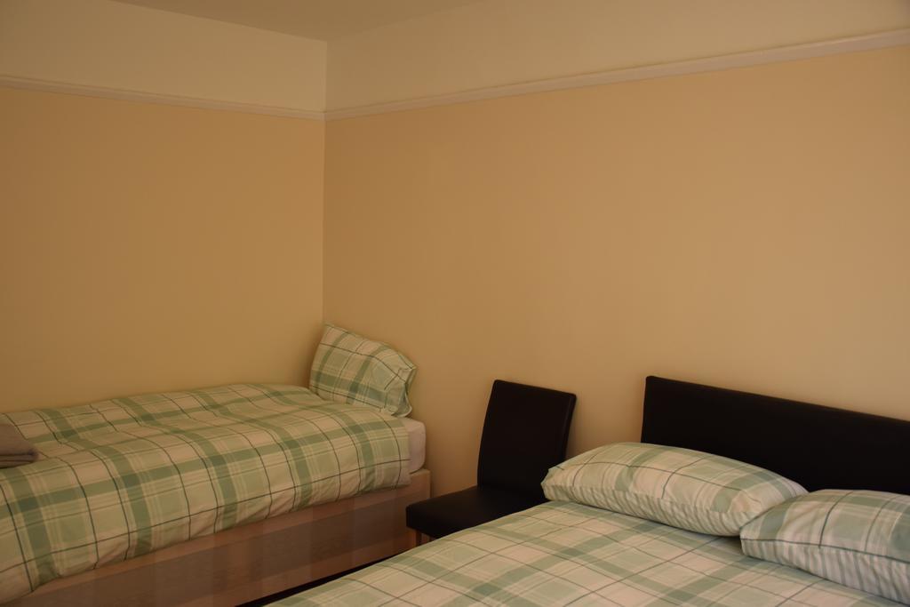 Sandhurst Apartment *