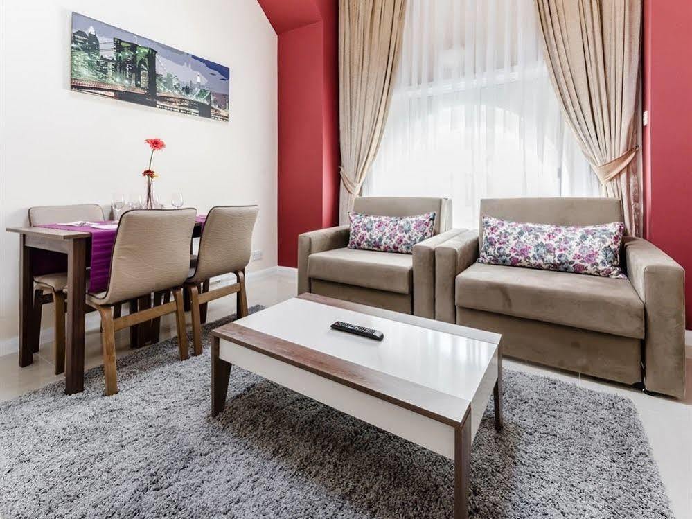 Aparthotel Commercial House 4*