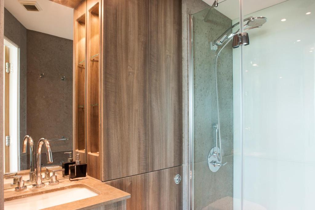 St George Wharf Apartment