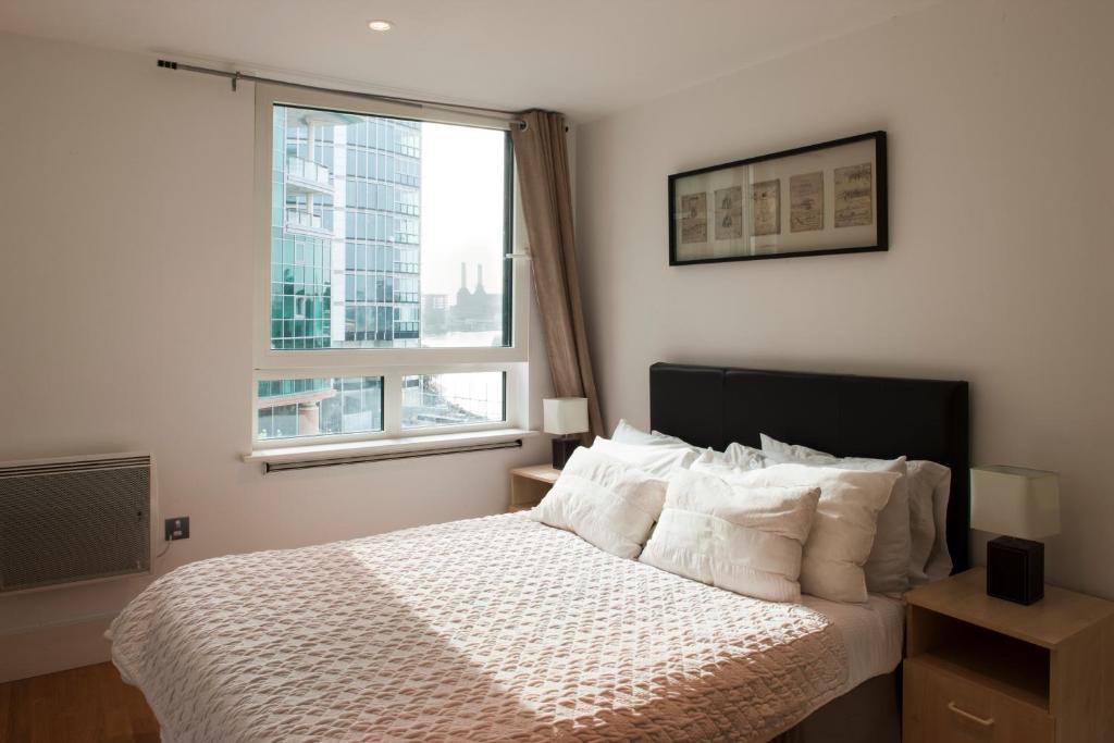 St George Wharf Apartment