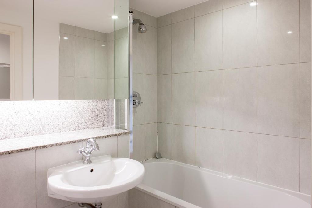 Apartment St George Wharf London